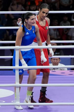 　１日、ボクシング女子６６キロ級２回戦の試合途中に棄権したアンジェラ・カリニ。右はイマネ・ヘリフ＝パリ郊外（ＡＰ＝共同）