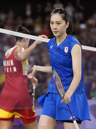 　女子シングルス準々決勝でスペイン選手（左）に敗れた大堀彩＝パリ（共同）