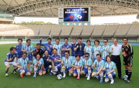 　サッカーの親善試合前に記念撮影する日本と台湾の議員＝３日午後、大分市