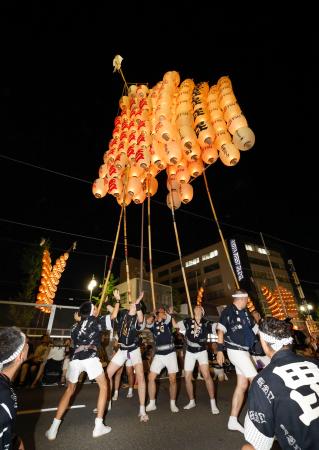 　秋田市で始まった「竿灯まつり」＝３日夜