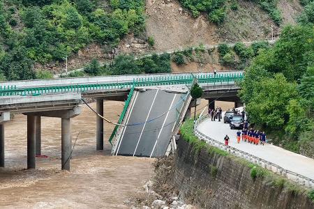 　豪雨の影響により崩落した高速道路の橋の一部＝７月、中国陝西省商洛市（新華社＝共同）