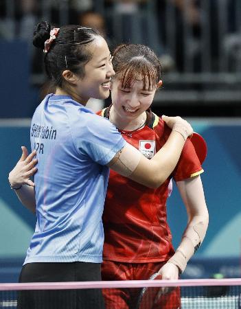 　女子シングルスで銅メダル獲得を決め、韓国の申裕斌（左）と健闘をたたえ合う早田ひな（右）＝パリ（共同）