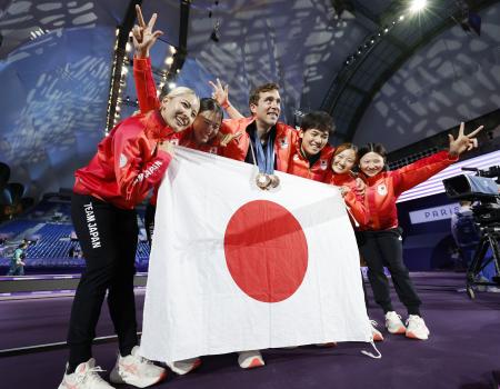　フェンシング女子サーブル団体で銅メダルを獲得し、写真に納まる江村美咲（左端）ら＝パリ（共同）