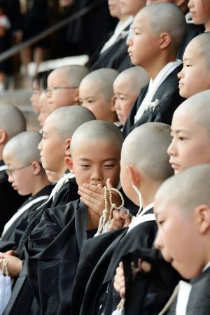 　京都・東本願寺で、「得度式」を終え記念撮影に臨む子どもたち＝４日午前