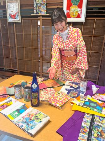　障害者が描いた絵を用いた商品を紹介するベソラウスキー阿里耶さん＝６月、埼玉県川越市