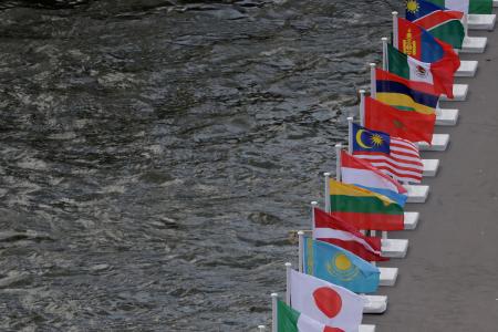 　河岸に各国の国旗がはためくセーヌ川＝１日、パリ（ロイター＝共同）