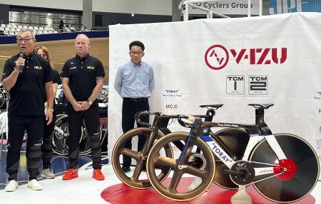 　パリ五輪で自転車トラックの日本代表が使用する自転車（手前）をお披露目する（左から）日本自転車競技連盟の中野浩一選手強化スーパーバイザー、ブノワ・ベトゥ・テクニカルディレクターら＝５月、伊豆ベロドローム