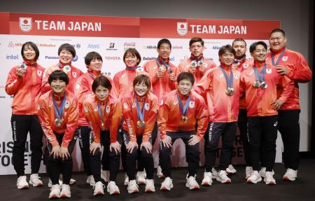 　記者会見後、記念写真に納まる阿部一二三（前列右から２人目）ら柔道日本代表の選手たち＝４日、パリ（共同）