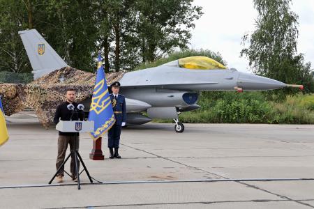 　ウクライナに到着したデンマーク供与のＦ１６戦闘機の前で演説するゼレンスキー大統領＝４日（共同）
