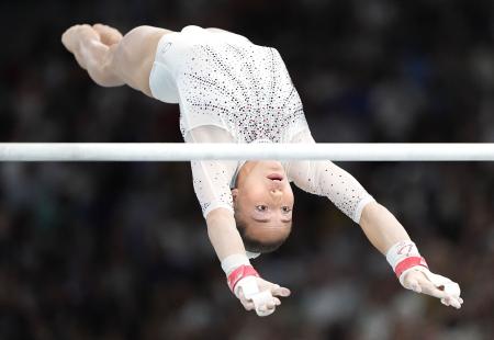 　女子種目別段違い平行棒決勝　演技するアルジェリアのネムール＝パリ（共同）