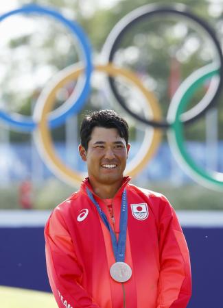 　パリ五輪の男子ゴルフで銅メダルを獲得し笑顔の松山英樹＝４日、パリ郊外（共同）