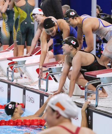 　女子４００メートルメドレーリレー決勝　最終泳者の池江璃花子（下）を迎える鈴木聡美（右上）、平井瑞希（右下）、白井璃緒＝パリ郊外（共同）