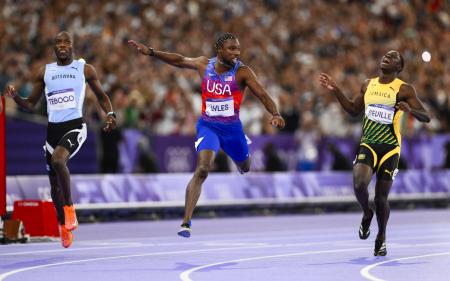 　男子１００メートル決勝　優勝した米国のライルズ（中央）＝パリ郊外（共同）