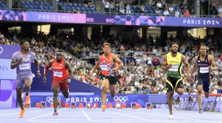 　男子１００メートル準決勝　力走するサニブラウン・ハキーム（中央）。９秒９６の３組４着で敗退した＝パリ郊外（共同）
