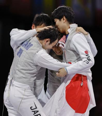　男子フルーレ団体で金メダルを獲得し、喜ぶ永野雄大（手前左）ら日本チーム＝パリ（共同）