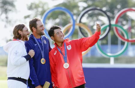 　男子ゴルフで銅メダルを獲得し、記念撮影する松山英樹（右）＝パリ郊外（共同）