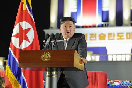 　軍の式典で演説する北朝鮮の金正恩朝鮮労働党総書記＝４日、平壌（朝鮮中央通信＝共同）