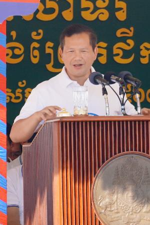 　５日、カンボジアの首都プノンペン近郊で演説するフン・マネット首相（共同）