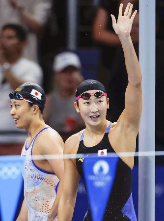 　競泳女子４００メートルメドレーリレー決勝のレースを終え歓声に応える池江璃花子。左は鈴木聡美＝４日、パリ郊外（共同）