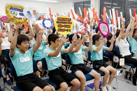 　パリ五輪体操男子の岡慎之助が平行棒で銅メダルを獲得し、盛り上がるおかやまジュニア体操スクールの子どもら＝５日午後、岡山市