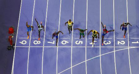 　男子１００メートル決勝　１位でゴールする米国のライルズ（７レーン）＝パリ郊外（共同）