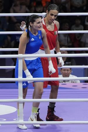 　ボクシング女子６６キロ級２回戦の試合途中に棄権したアンジェラ・カリニ。右はイマネ・ヘリフ＝１日、パリ郊外（ＡＰ＝共同）