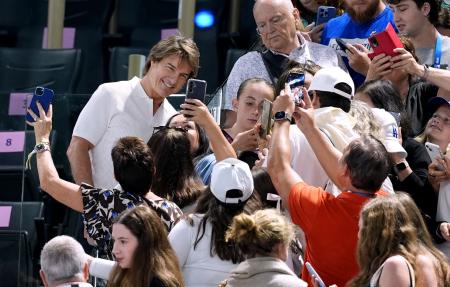 　パリ五輪の体操会場でファンと写真に納まるトム・クルーズさん（左上）＝７月、パリ（ＡＰ＝共同）