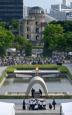 　広島市の平和記念公園で始まった平和記念式典。奥は原爆ドーム＝６日午前８時１分