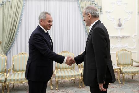 　５日、テヘランでロシアのショイグ安全保障会議書記（左）と会談するイランのペゼシュキアン大統領（イラン大統領府提供、ゲッティ＝共同）