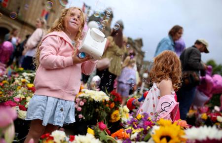 　５日、英中部サウスポートの追悼集会で、シャボン玉を飛ばす子どもたち（ＰＡ通信＝共同）