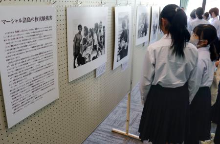 　第五福竜丸が被ばくして７０年となったことに合わせ、和歌山県串本町で始まった「平和の歴史展」＝６日午前
