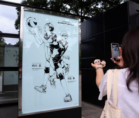 　仙台市博物館前に建てられた高校バレーボール漫画「ハイキュー！！」のキャラクターを描いたモニュメント＝６日午前