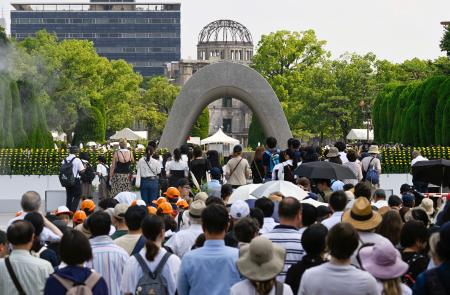 　平和記念式典後、原爆慰霊碑の献花に並ぶ人たち＝６日午前１０時４分、広島市の平和記念公園
