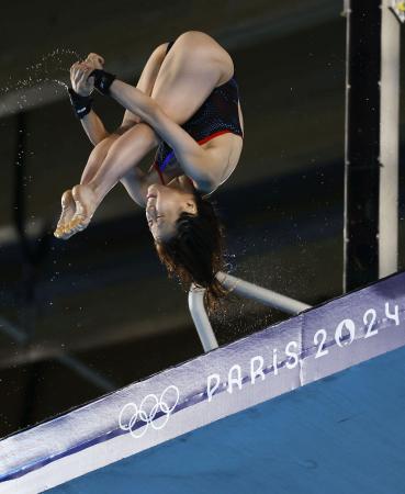 　女子高飛び込み決勝　演技する荒井祭里＝パリ郊外（共同）