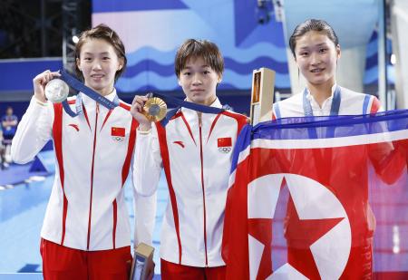　女子高飛び込みで金メダルを獲得した中国の全紅嬋（中央）。右は銅メダルを獲得した北朝鮮のキム・ミレ＝パリ郊外（共同）