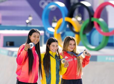 　パリ五輪のスケートボード女子パークで銀メダルを獲得した開心那（左）＝６日、パリ（共同）