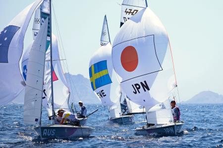 　セーリング混合４７０級でレースに臨む岡田奎樹、吉岡美帆組＝６日、マルセイユ（ロイター＝共同）