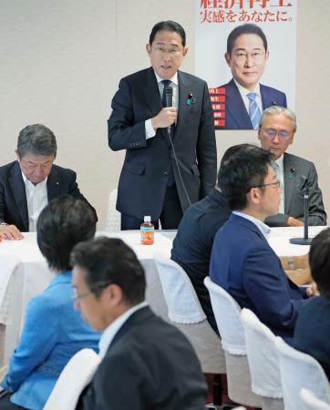 　自民党本部で開かれた憲法改正実現本部の会合であいさつする岸田首相（奥中央）＝７日午前、東京・永田町