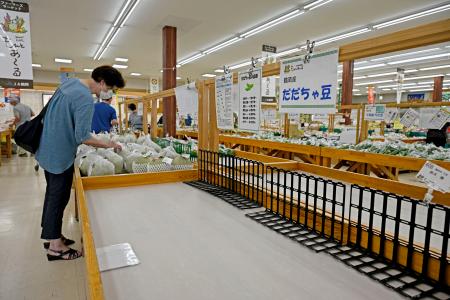 　記録的大雨で入荷が落ち込み、空になった産地直売所の「だだちゃ豆」の棚＝１日、山形県鶴岡市