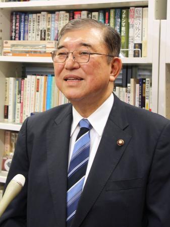 　記者団の取材に応じる自民党の石破元幹事長＝７日午前、国会