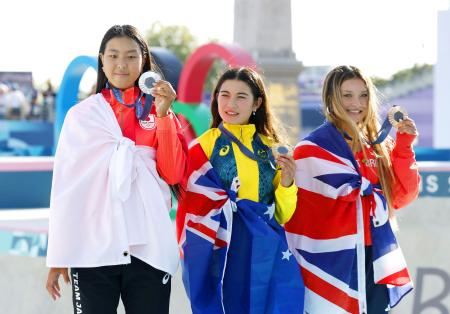 　パリ五輪のスケートボード女子パークで獲得したメダルを手にする（左から）銀の開心那、金のオーストラリアのアリサ・トルー、銅の英国のスカイ・ブラウン＝６日、パリ（共同）