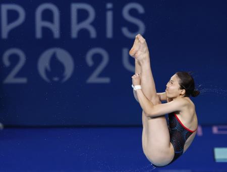 　女子板飛び込み予選　演技する榎本遼香＝パリ郊外（共同）