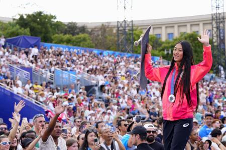 　スケートボードの女子パークで銀メダルを獲得し、「チャンピオンズ・パーク」で観客の声援に応える開心那＝７日、パリ（共同）