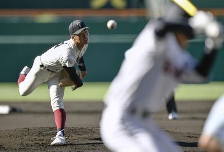 　興南を完封した大阪桐蔭・中野＝甲子園