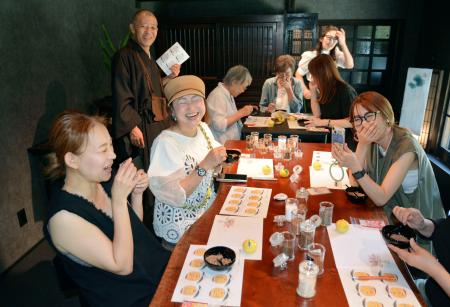 　盛松寺のお香作り体験で笑顔を見せる参加者ら＝７月、大阪府河内長野市