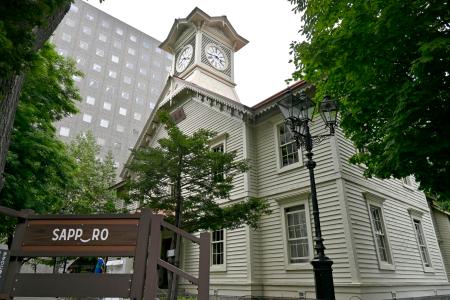 　休館を伴う改修工事の実施が検討されている「札幌市時計台」＝８日午後、札幌市