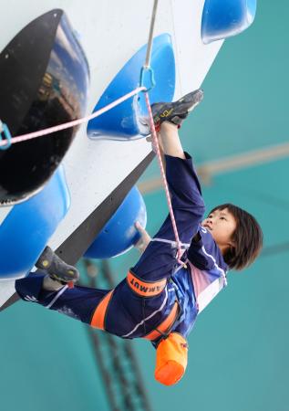 　女子複合予選　森秋彩のリード＝パリ郊外（共同）