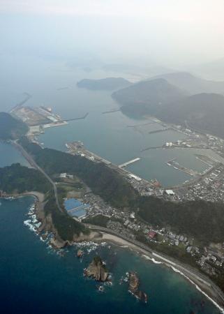 　日向灘に面した宮崎県日南市の油津港。気象庁は南海トラフ巨大地震の臨時情報で「南海トラフ巨大地震の発生可能性が平常時に比べて相対的に高まっている」として注意情報を出した＝８日午後７時７分（共同通信社ヘリから）