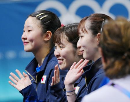 　女子団体準決勝でドイツに勝利し笑顔の（左から）張本美和、平野美宇、早田ひな＝パリ（共同）