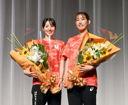 　パリ五輪から帰国し、写真撮影に応じるバドミントン女子ダブルスの志田千陽（左）、松山奈未組＝９日、羽田空港